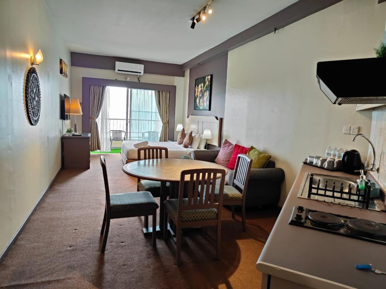 Rainbow Paradise Beachfront Penang Tanjung Bungah  Rom bilde