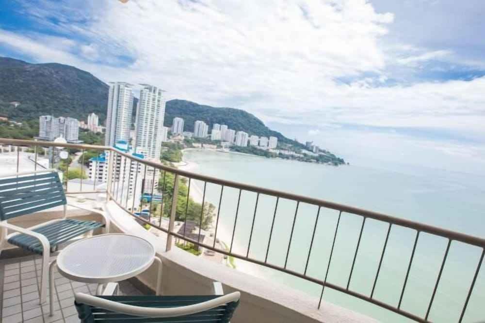 Rainbow Paradise Beachfront Penang Tanjung Bungah  Eksteriør bilde